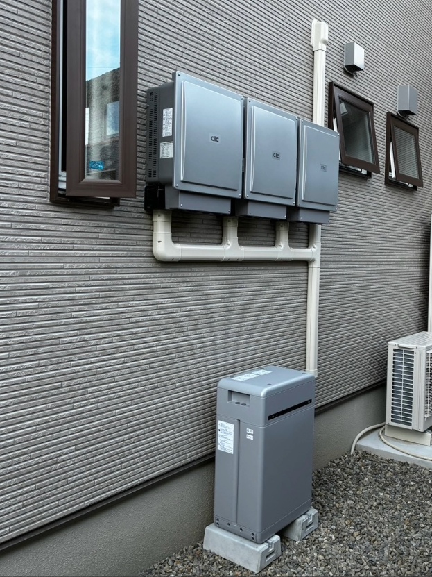 愛知県北名古屋市 屋外外壁に設置した長州産業製パワーコンディショナ（PCS-RP2A）