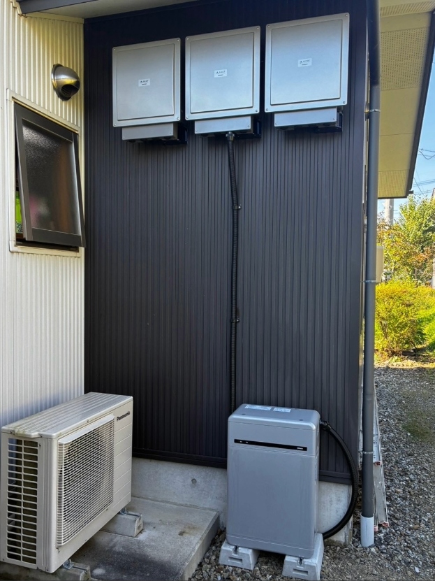 長野県諏訪市 屋外外壁に設置したオムロン製パワーコンディショナ（KPBP-A-2）
